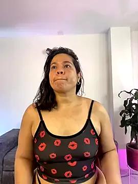 Discover our girls online shows and discover the company of countless livestreamers, with stunning shapes, sex toys and more.