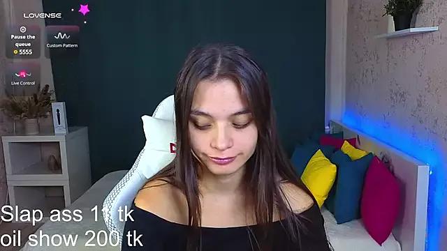 Discover our girls online shows and discover the company of countless livestreamers, with stunning shapes, sex toys and more.