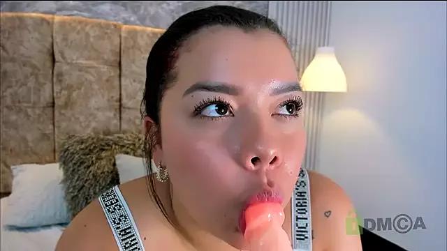 Discover our girls online shows and discover the company of countless livestreamers, with stunning shapes, sex toys and more.