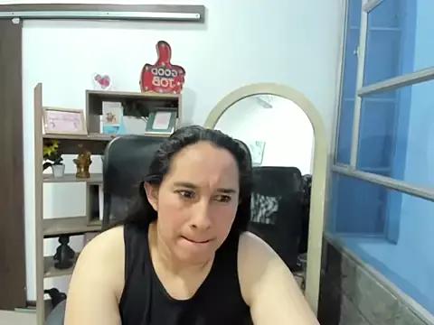 Discover our girls online shows and discover the company of countless livestreamers, with stunning shapes, sex toys and more.