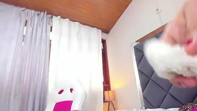 Discover our girls online shows and discover the company of countless livestreamers, with stunning shapes, sex toys and more.