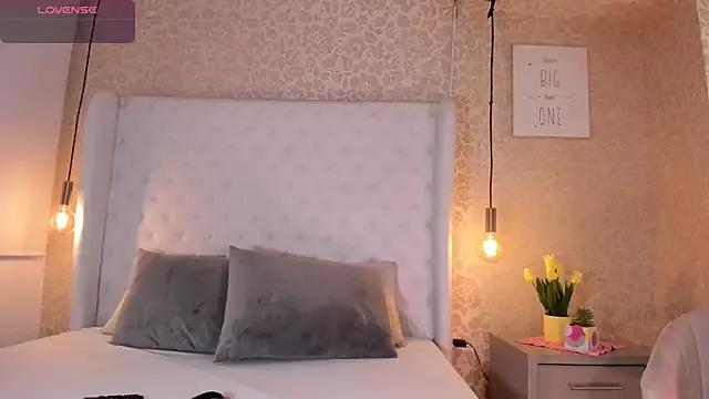 Discover our girls online shows and discover the company of countless livestreamers, with stunning shapes, sex toys and more.