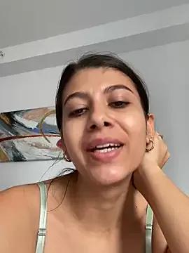 Discover our girls online shows and discover the company of countless livestreamers, with stunning shapes, sex toys and more.