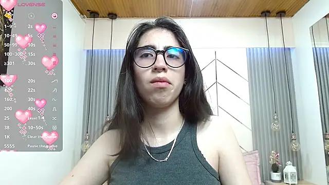 Discover our girls online shows and discover the company of countless livestreamers, with stunning shapes, sex toys and more.