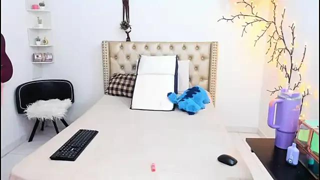 Discover our girls online shows and discover the company of countless livestreamers, with stunning shapes, sex toys and more.