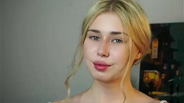 Discover our girls online shows and discover the company of countless livestreamers, with stunning shapes, sex toys and more.