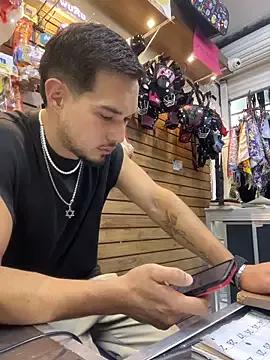 Leonardmoppet from StripChat is Freechat