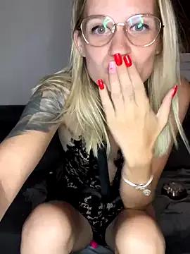 Discover our girls online shows and discover the company of countless livestreamers, with stunning shapes, sex toys and more.