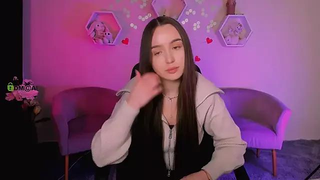 Discover our girls online shows and discover the company of countless livestreamers, with stunning shapes, sex toys and more.