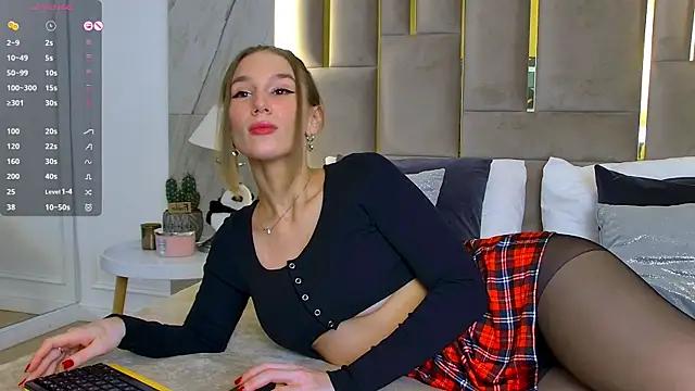 Discover our girls online shows and discover the company of countless livestreamers, with stunning shapes, sex toys and more.