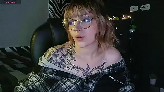 Discover our girls online shows and discover the company of countless livestreamers, with stunning shapes, sex toys and more.