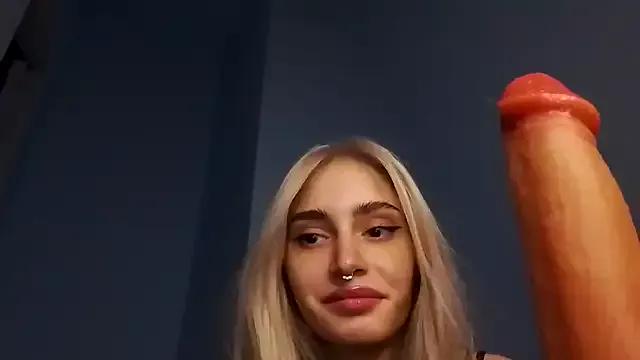 Discover our girls online shows and discover the company of countless livestreamers, with stunning shapes, sex toys and more.