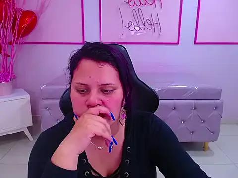 Discover our girls online shows and discover the company of countless livestreamers, with stunning shapes, sex toys and more.