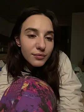 Discover our girls online shows and discover the company of countless livestreamers, with stunning shapes, sex toys and more.