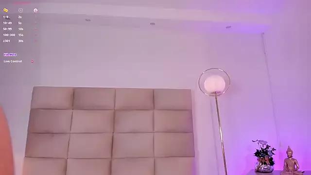 Discover our girls online shows and discover the company of countless livestreamers, with stunning shapes, sex toys and more.