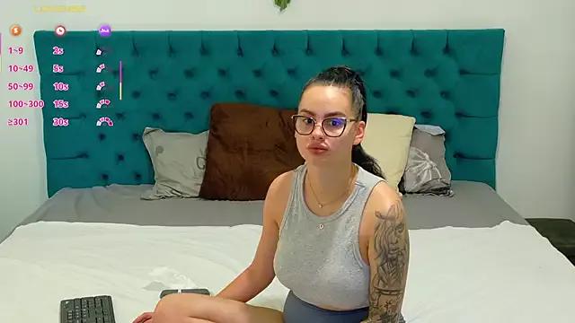 Discover our girls online shows and discover the company of countless livestreamers, with stunning shapes, sex toys and more.