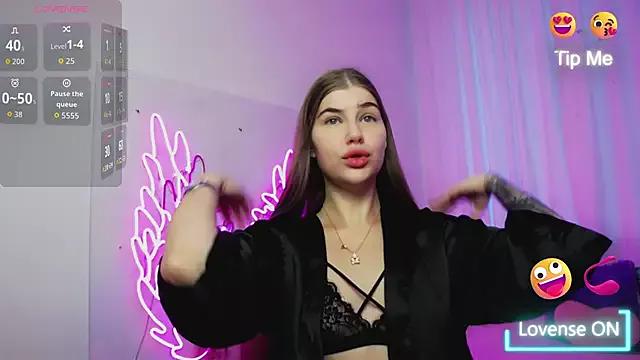 Discover our girls online shows and discover the company of countless livestreamers, with stunning shapes, sex toys and more.