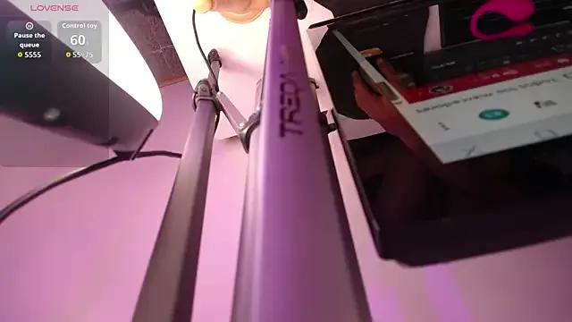 Discover our girls online shows and discover the company of countless livestreamers, with stunning shapes, sex toys and more.