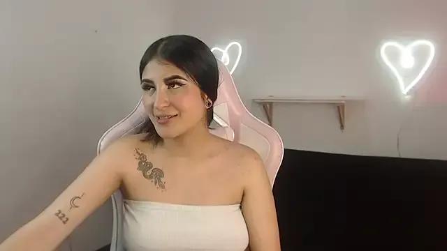 Discover our girls online shows and discover the company of countless livestreamers, with stunning shapes, sex toys and more.