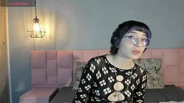 Discover our girls online shows and discover the company of countless livestreamers, with stunning shapes, sex toys and more.
