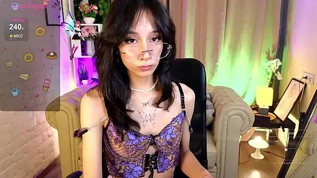 Discover our girls online shows and discover the company of countless livestreamers, with stunning shapes, sex toys and more.