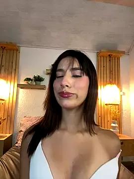 Discover our girls online shows and discover the company of countless livestreamers, with stunning shapes, sex toys and more.