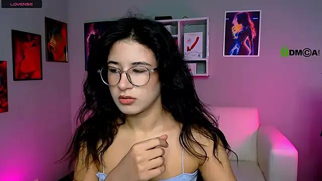 Discover our girls online shows and discover the company of countless livestreamers, with stunning shapes, sex toys and more.