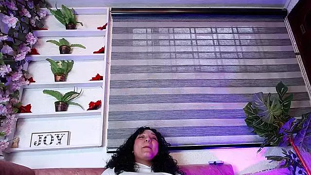 Discover our girls online shows and discover the company of countless livestreamers, with stunning shapes, sex toys and more.