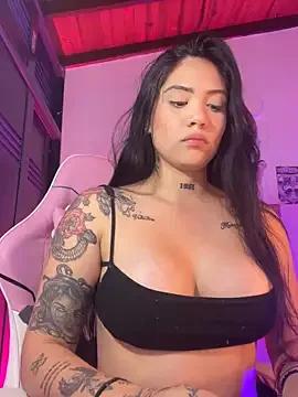 Discover our girls online shows and discover the company of countless livestreamers, with stunning shapes, sex toys and more.