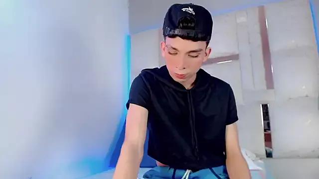 Discover our girls online shows and discover the company of countless livestreamers, with stunning shapes, sex toys and more.