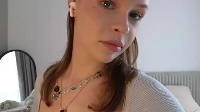 Discover our girls online shows and discover the company of countless livestreamers, with stunning shapes, sex toys and more.