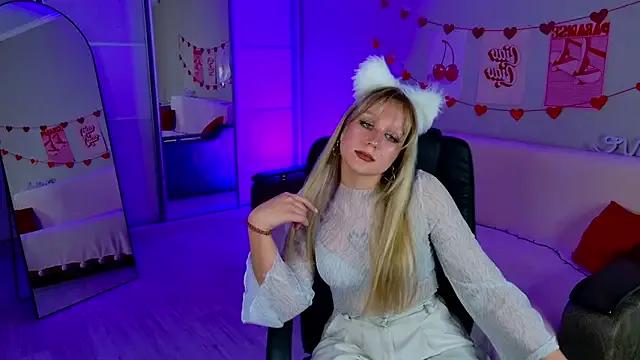Discover our girls online shows and discover the company of countless livestreamers, with stunning shapes, sex toys and more.