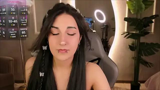 Discover our girls online shows and discover the company of countless livestreamers, with stunning shapes, sex toys and more.