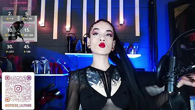 Discover our girls online shows and discover the company of countless livestreamers, with stunning shapes, sex toys and more.