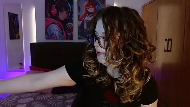 Discover our girls online shows and discover the company of countless livestreamers, with stunning shapes, sex toys and more.