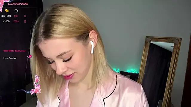 Discover our girls online shows and discover the company of countless livestreamers, with stunning shapes, sex toys and more.