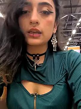 Discover our girls online shows and discover the company of countless livestreamers, with stunning shapes, sex toys and more.