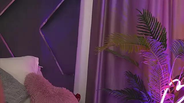 Discover our girls online shows and discover the company of countless livestreamers, with stunning shapes, sex toys and more.