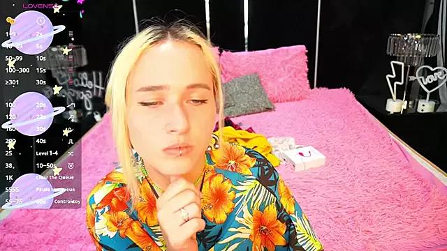 LilElfie from StripChat