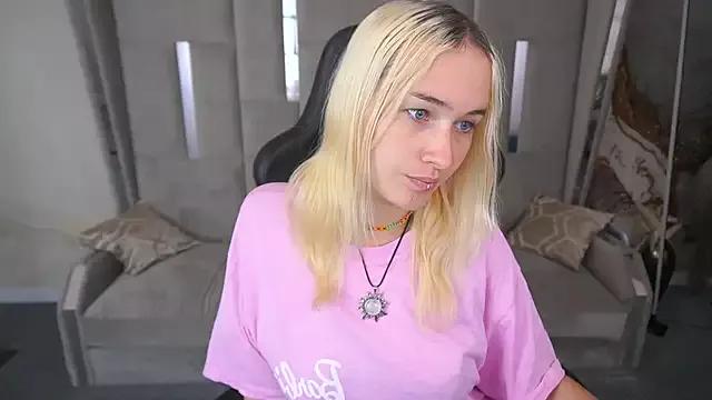 LilElfie from StripChat