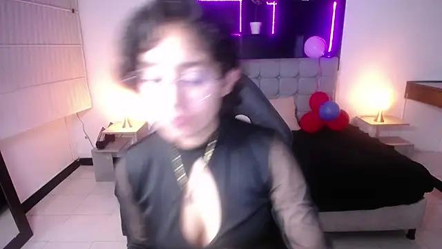 Discover our girls online shows and discover the company of countless livestreamers, with stunning shapes, sex toys and more.