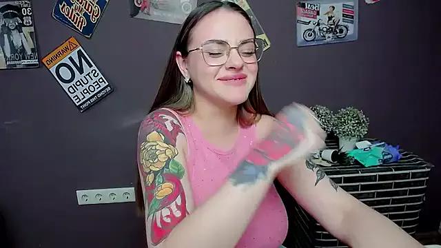 Discover our girls online shows and discover the company of countless livestreamers, with stunning shapes, sex toys and more.