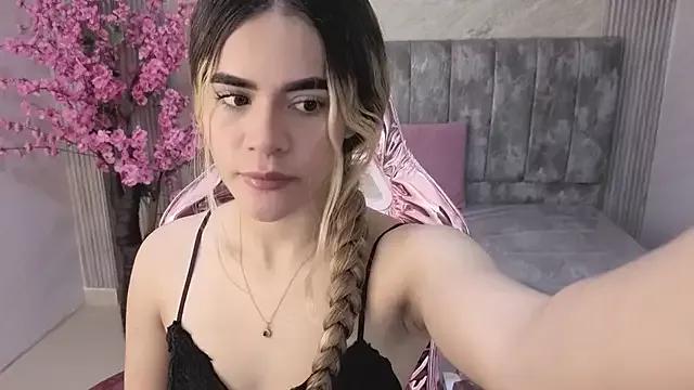 Discover our girls online shows and discover the company of countless livestreamers, with stunning shapes, sex toys and more.