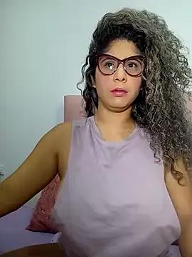 Discover our girls online shows and discover the company of countless livestreamers, with stunning shapes, sex toys and more.