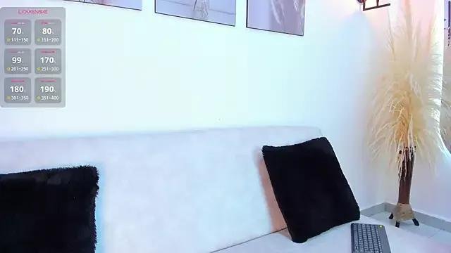 Discover our girls online shows and discover the company of countless livestreamers, with stunning shapes, sex toys and more.