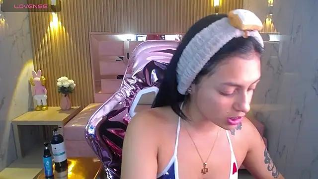 Discover our girls online shows and discover the company of countless livestreamers, with stunning shapes, sex toys and more.