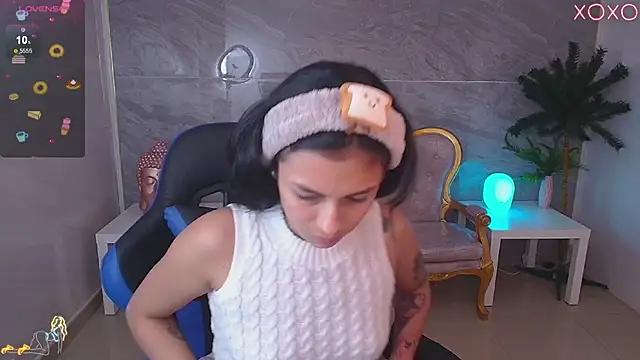 Discover our girls online shows and discover the company of countless livestreamers, with stunning shapes, sex toys and more.