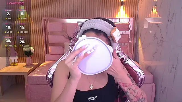 Discover our girls online shows and discover the company of countless livestreamers, with stunning shapes, sex toys and more.