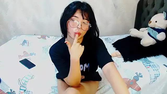 Discover our girls online shows and discover the company of countless livestreamers, with stunning shapes, sex toys and more.