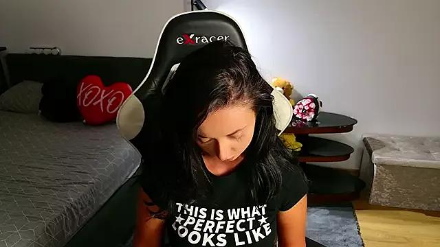 Discover our girls online shows and discover the company of countless livestreamers, with stunning shapes, sex toys and more.
